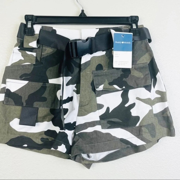 BRADELY MICHELE NWT Camo Cargo Style Shorts Small - Picture 3 of 6
